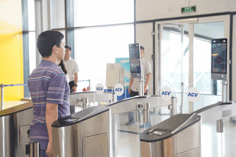 ✈️ SÂN BAY NỘI BÀI TRIỂN KHAI LÀM THỦ TỤC BẰNG SINH TRẮC HỌC QUA VNEID ✈️