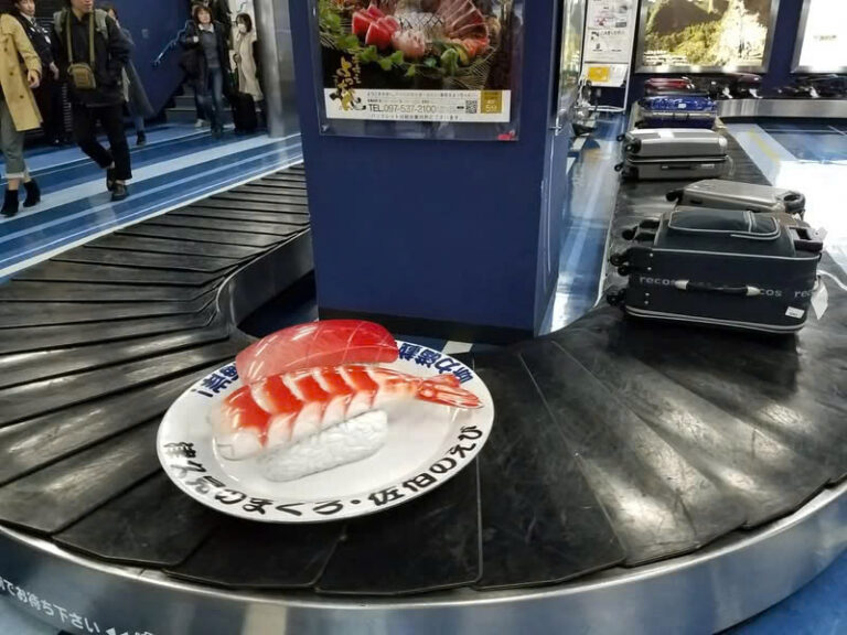 SÂN BAY HAY NHÀ HÀNG SUSHI? ?? “CHIÊU ĐỘC” SIÊU DỄ THƯƠNG TẠI SÂN BAY OITA KHIẾN AI CŨNG PHẢI BẬT CƯỜI!