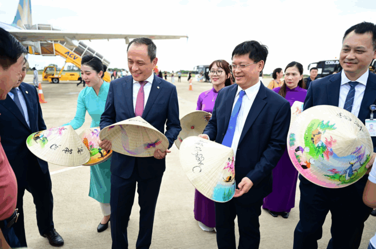 ? VIETNAM AIRLINES VINH DANH HÀNH KHÁCH THỨ 350 TRIỆU – NHẬN QUÀ ĐẶC BIỆT TẠI HUẾ!